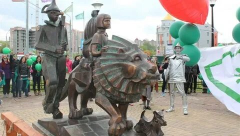Памятник волшебник изумрудного города