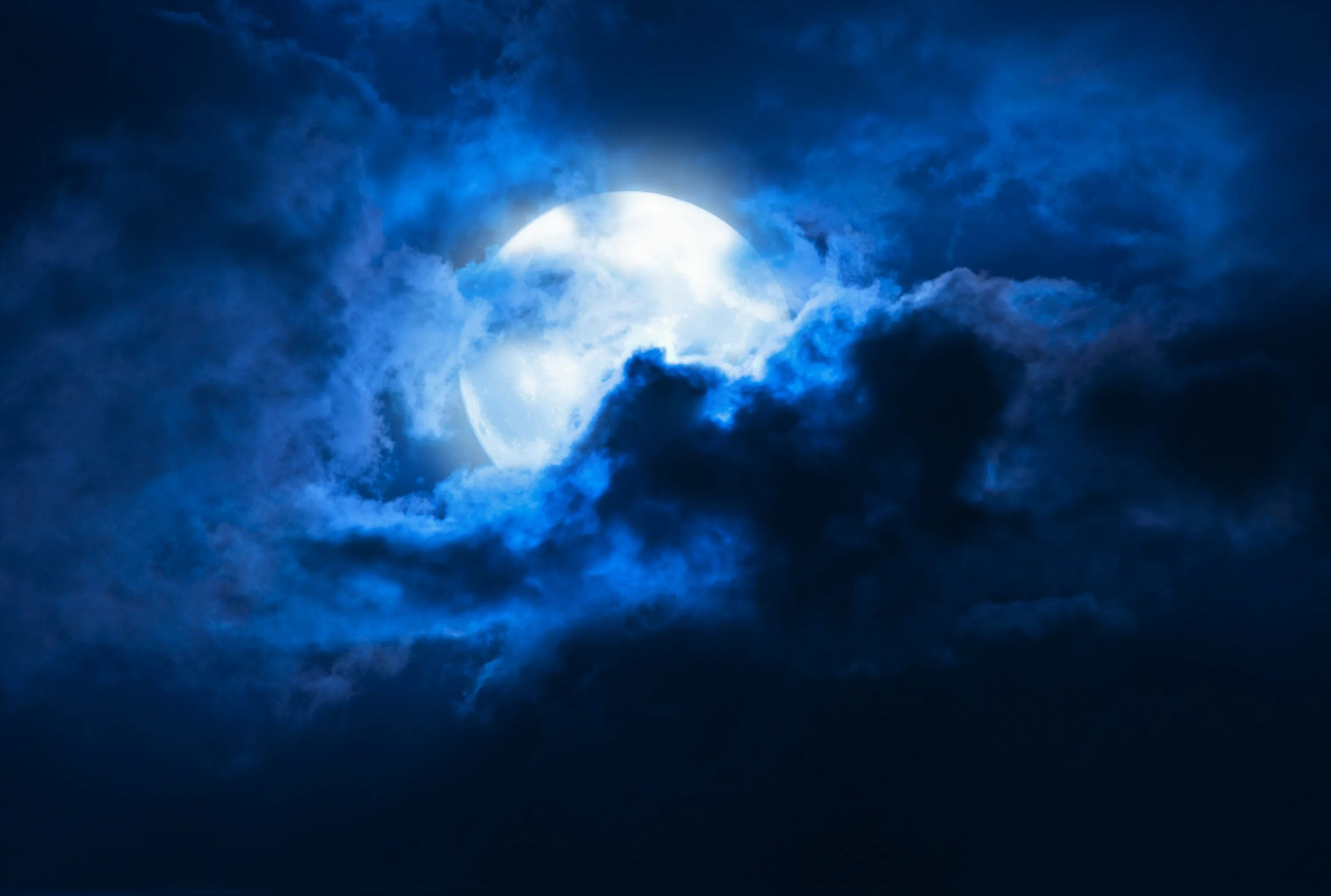 Плывет в облаках луна. Ночные облака. Темное небо с облаками. Небо ночью. Лунное небо.