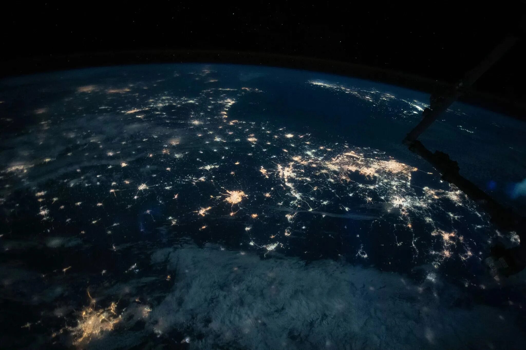 Какой настоящий космос. Вид земли из космоса. О земле и космосе. Ночная земля из космоса. Планета ночью из космоса.
