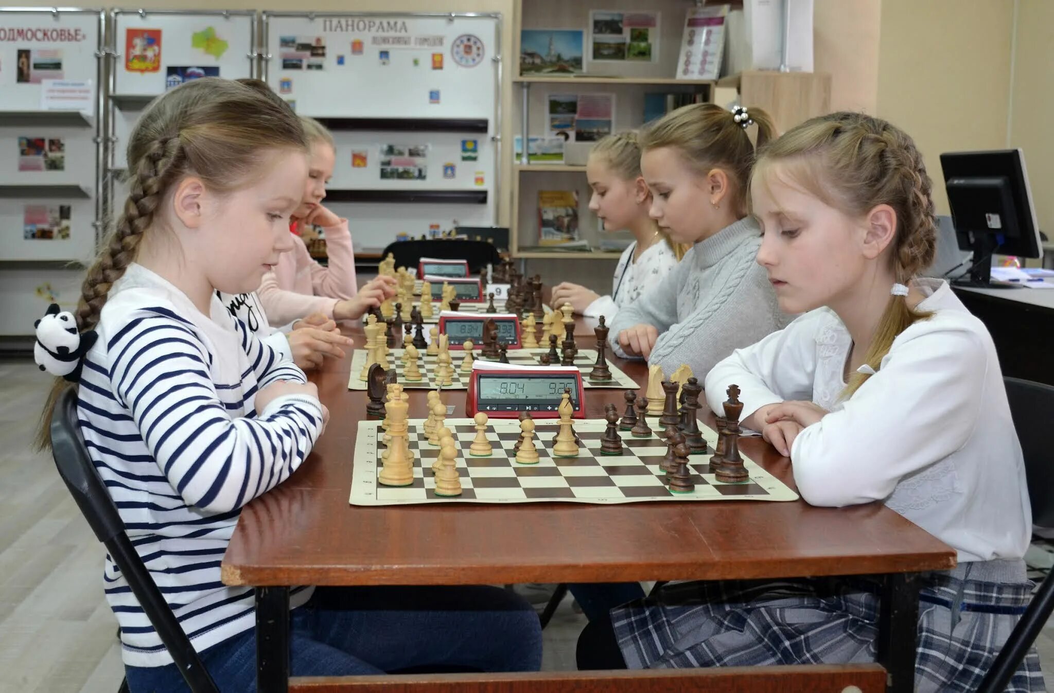 Четверо спортсменок городского шахматного клуба вышли. Марта Воскресенская шахматы. Шахматный турнир. Шахматы турнир 2021. Шахматный турнир шахматная Королева.