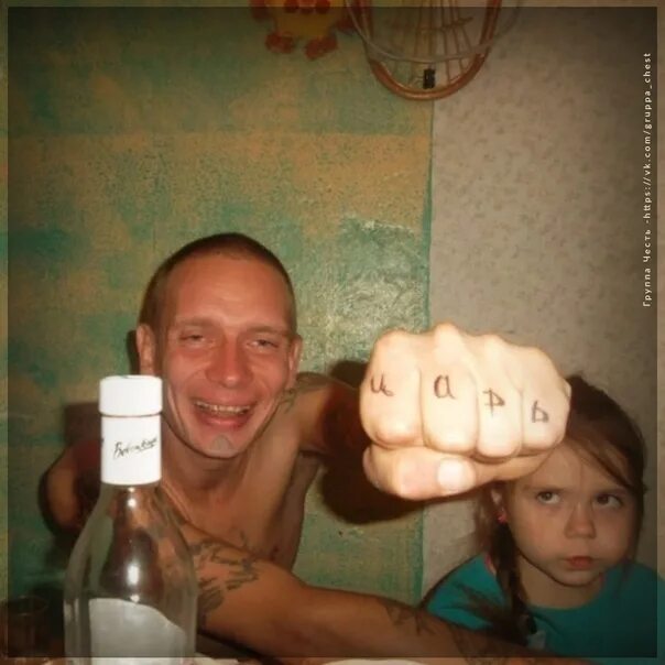 Топ самых ужасных родителей. Дети придурки. Маленький алкаш. Дети придурки. Пистолеты для детей.