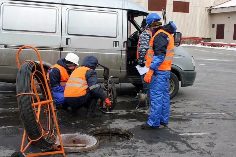 Канализационная прочистка москва. Прочистка канализационных сетей. Видеодиагностика труб канализации. Аварийная служба канализации. Видеодиагностика телеинспекция трубопроводов.