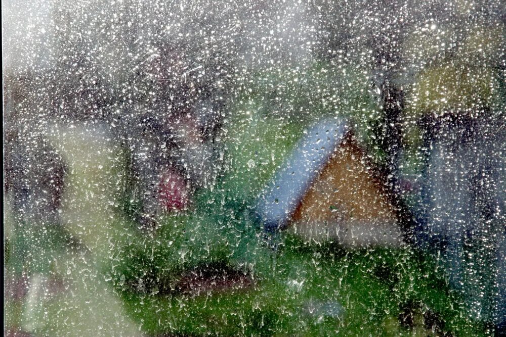 Поставь дождливый день. Дождь в деревне. Пейзаж дождь. Проливной дождь в деревне. Дождливое утро в селе.