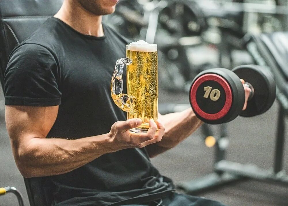 Напитки после тренировки. Спортсмен с пивом. Пиво в тренажерном зале. Спортзал с пивом. Качки с пивом.