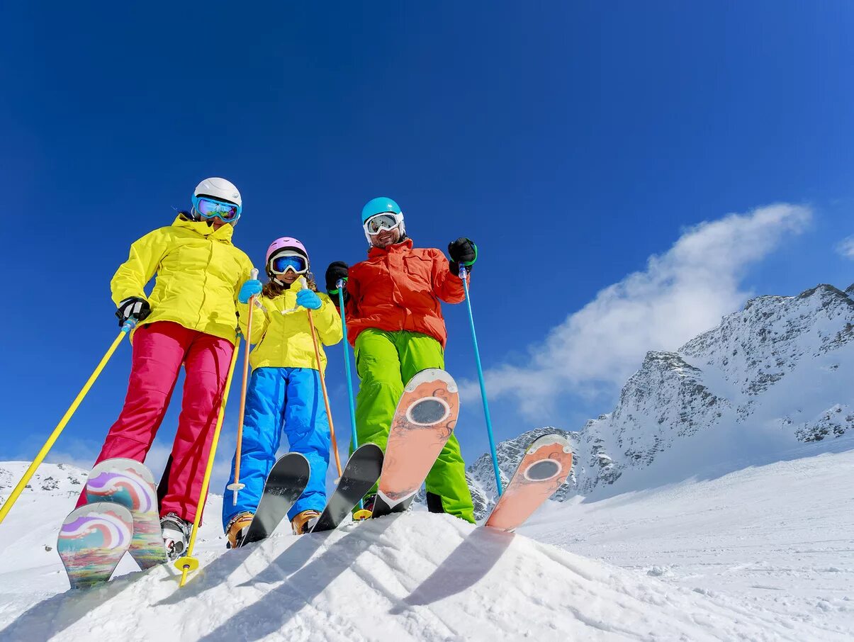 Катание на горнолыжном курорте. Катание на горных лыжах. Горнолыжный туризм. Горы лыжи. Спорт зимой.