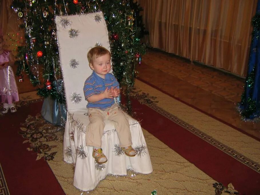 Стул деда мороза. Трон стул деда мороза. Трон деда мороза в детском саду. Кресло деда мороза. Стул деда мороза.