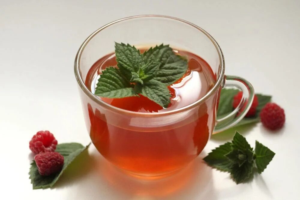 Фиточай листья малины. Малиновый чай. Чай с малиной. Чай из листьев малины. Можно при температуре пить чай с малиной