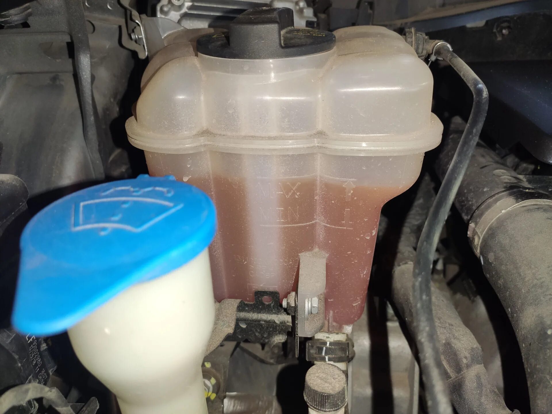 Лифан замена антифриза. Coolant пежо 107. rav4 2005 доливка антифриза. долив антифриза f25. haval f7x уровень антифриза.
