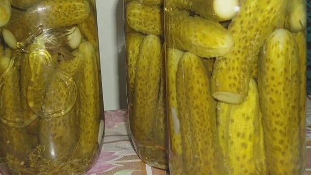 Корнишоны маринованные. Малосольные огурцы на зиму. Огурцы для засолки. Огурцы в банке. Огурчики в банке.