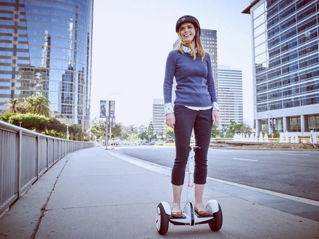 Segway hoverboard. Гироскутер моноколесо сигвей. Человек на гидро скутаре. Девушка на гираскуктаре. Колесо можно кататься