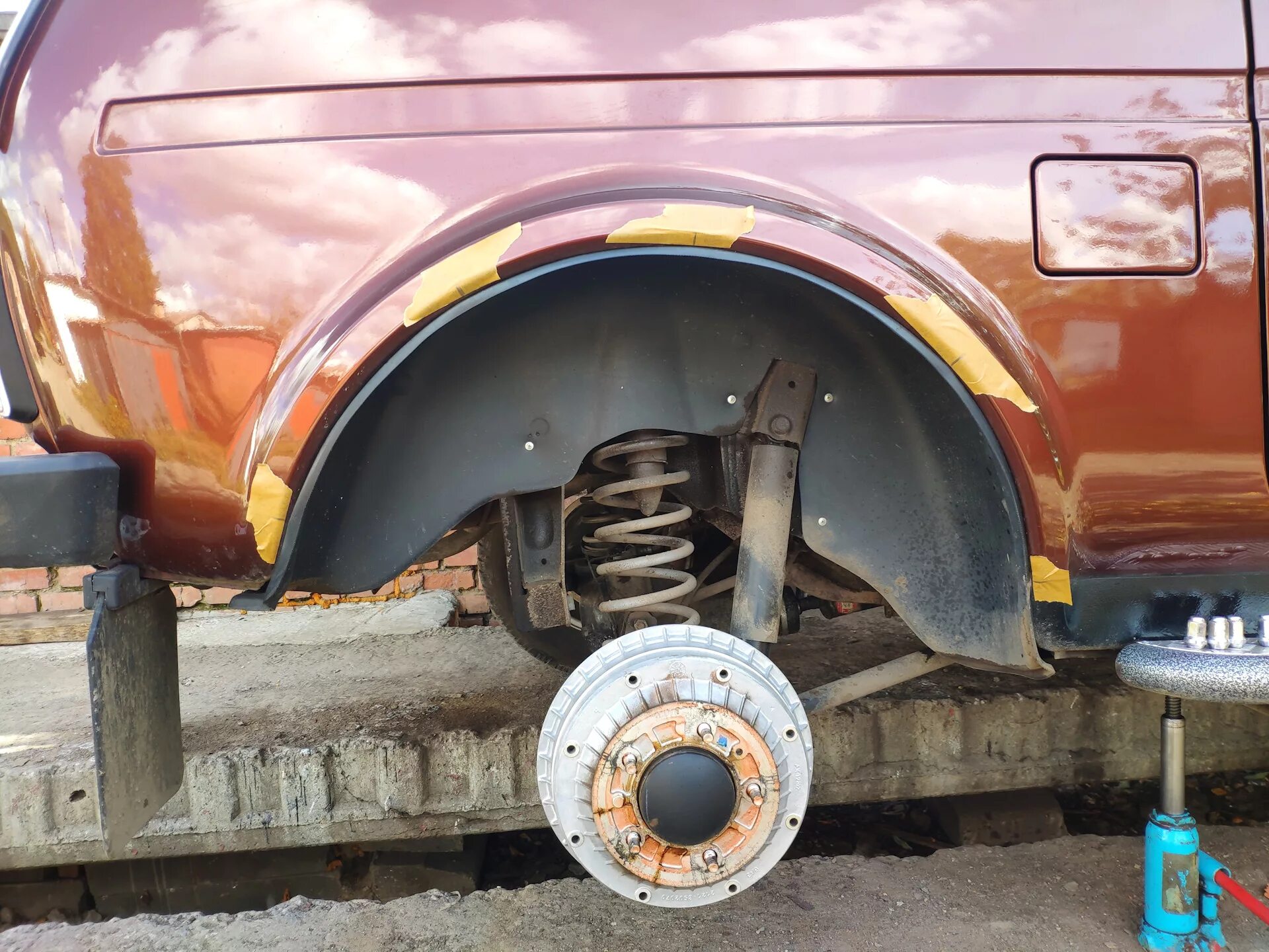 Установка подкрылок на ниву. Установка подкрылок на ниву. Защита арок нива 21214. Защита арок на ниву 21213. ) ваз-2121 нива.