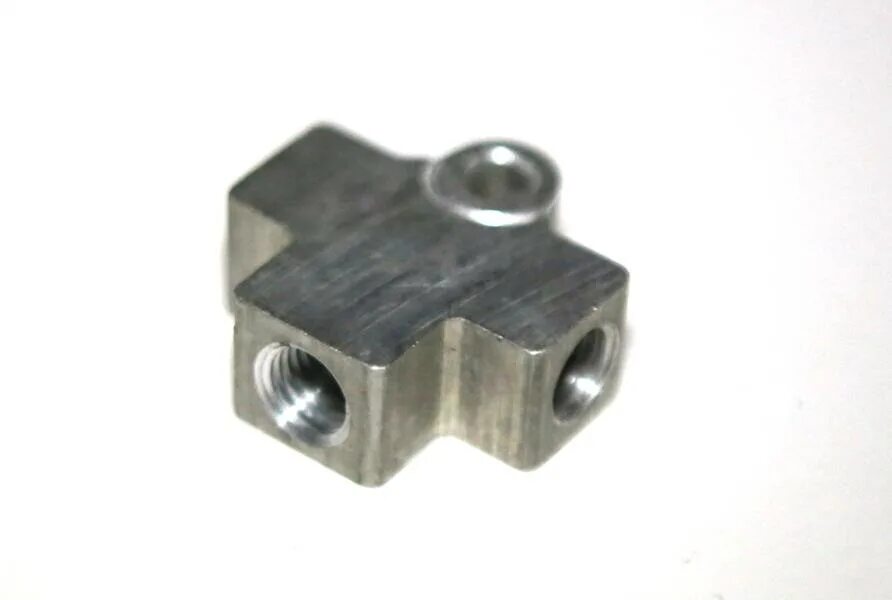 Тройник тормозной системы ваз 2121. Тройник гбц 21073. Патрубок головки блока 2101 водяной. Тройник головки блока 2123. Тройник 2107.