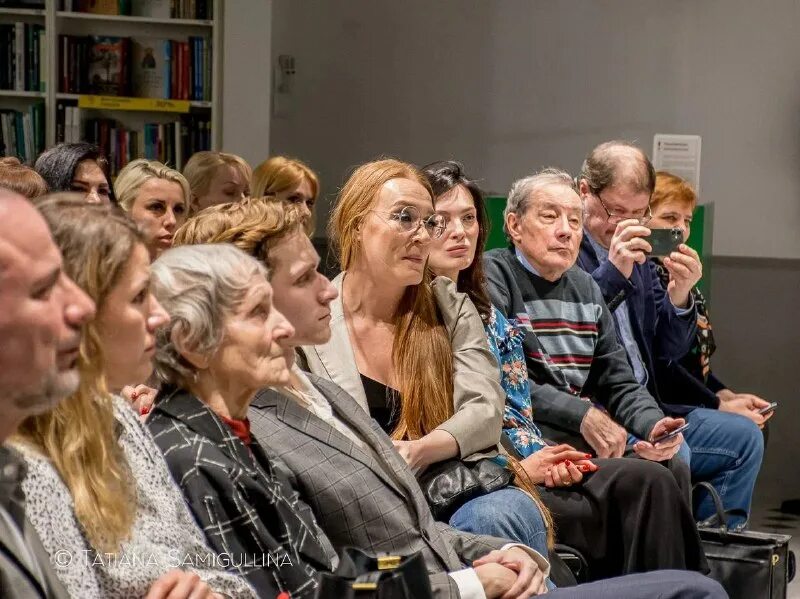 Небольшая аудитория людей. Аудитория зрителей. Слушатели на концерте. Слушатели. Зрители в концертном зале.