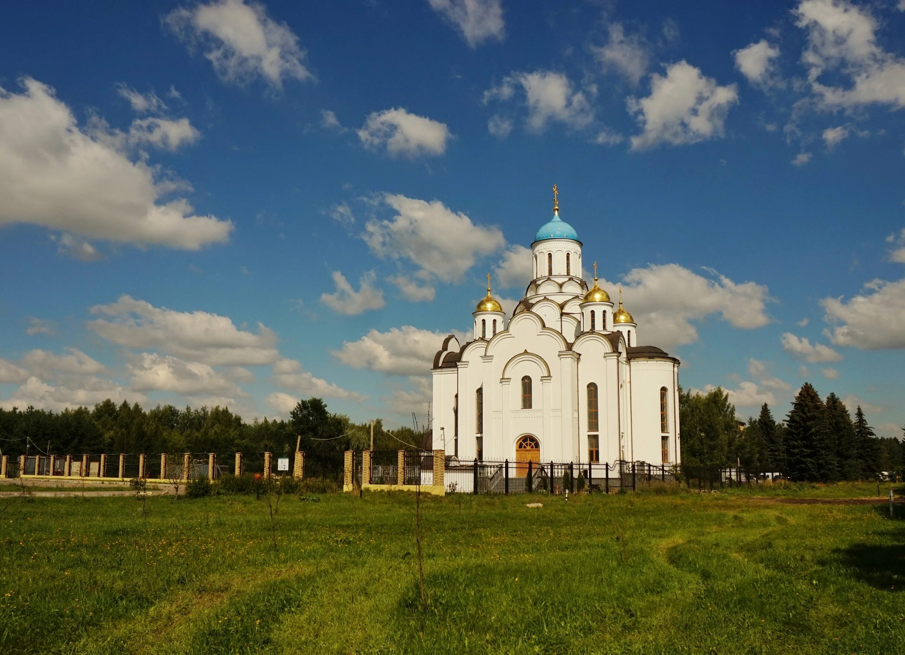 Храм в горках ленинских. Храм в горках ленинских. Храм на ленинском. Храм первосвятителей московских горки ленинские. Храм в горках ленинских.