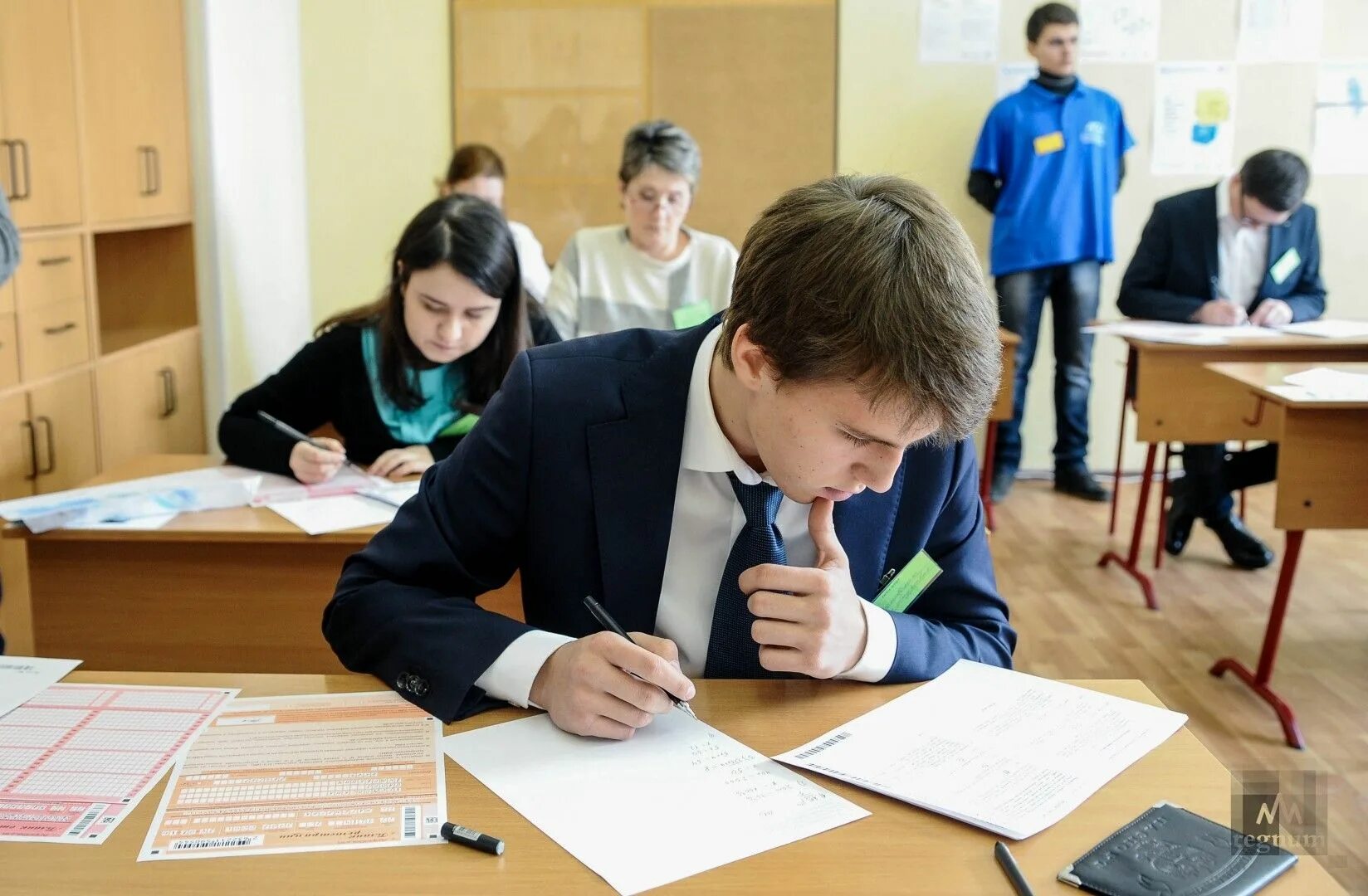 После 9 класса есть егэ. После 9 класса есть егэ