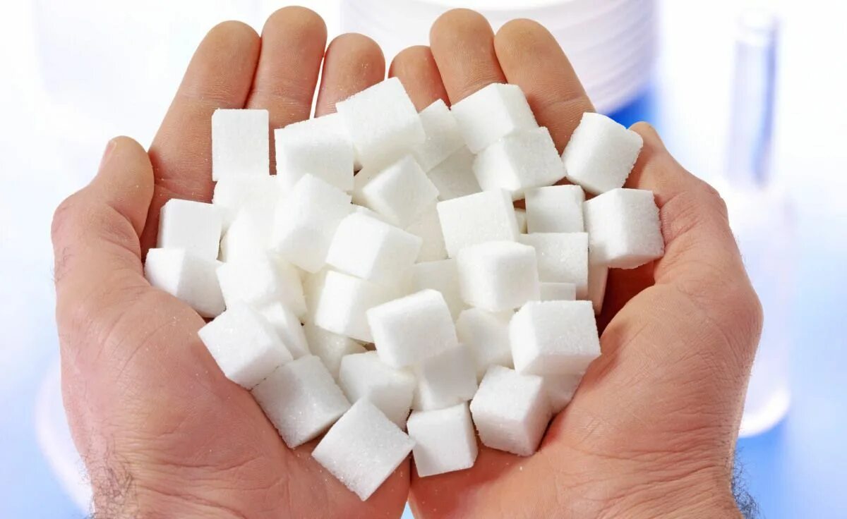 Сахар. Сахар в кубиках. Много сахара. Кубики сахара рафинада. White a lot