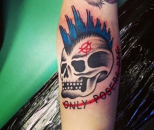 Татуировки в стиле панк. Тату в стиле панк. Панк тату на руке. Punk tattoo. Рокерские тату.