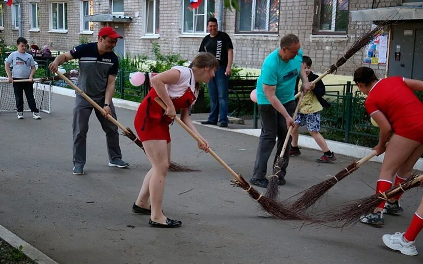 Жители двора. Улица днем. День двора Ижевск. День города Ижевск.