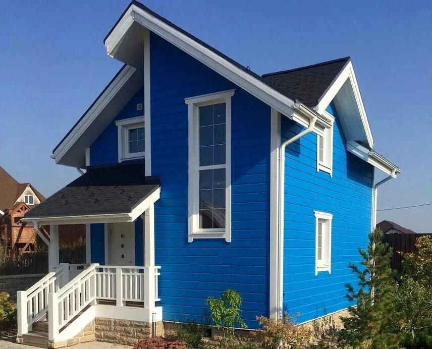 Какой краской лучше покрасить деревянный дом. Синий каркасный дом. Покрашенный дом. В какой цвет покрасить дом. Деревянный дом голубого цвета.