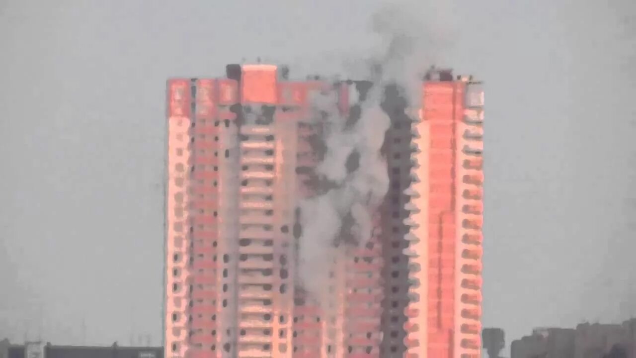 Попадание в жилой дом. Луганск многоэтажки. попадание снаряда в многоэтажку в грозном. попадание ракеты в жилой дом. снаряд попал в дом луганск.