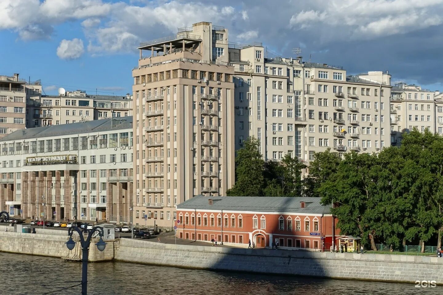 Дом на набережной сайт. Дом правительства на Берсеневской набережной. Берсеневская набережная театр эстрады. Дом на набережной в Москве Серафимовича 2. Улица Серафимовича дом 2.