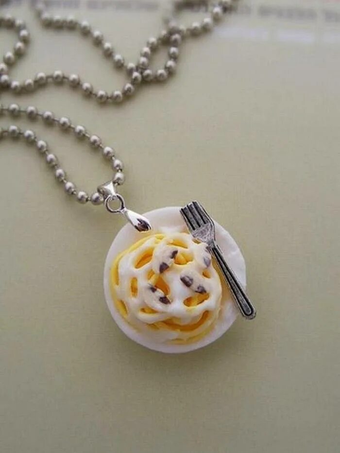 Необычные сережки. Кулон с какашкой. Хеллоуинские сережки из полимерной глины. Прикольные ювелирные украшения. Серьги в виде пиццы.