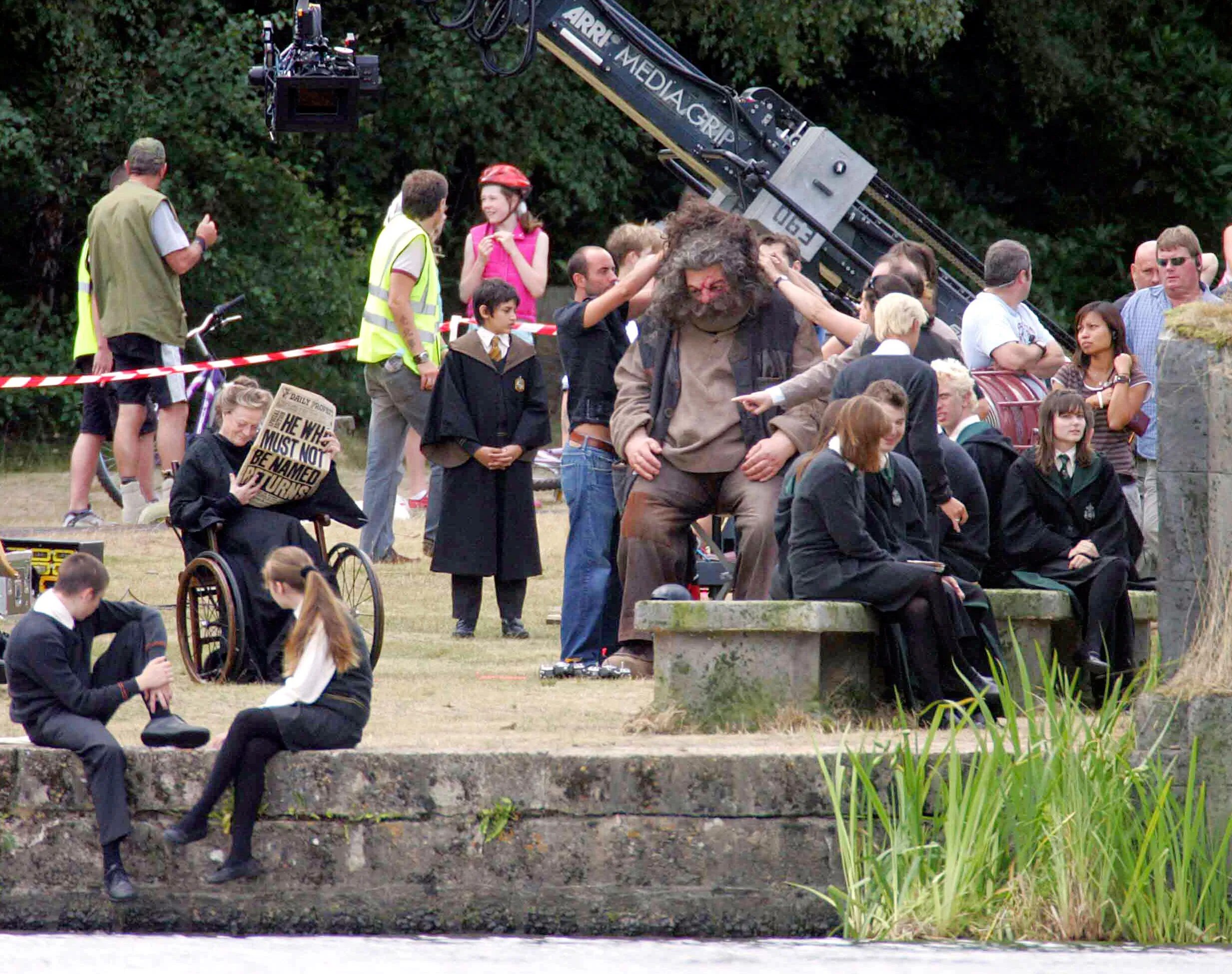 Molly weasley гарри поттер. Майк ньюэлл гарри поттер. Кадры со съемок гарри поттера драко малфой. За кадром смешные моменты. Дэниел рэдклифф на съемках гарри поттера.