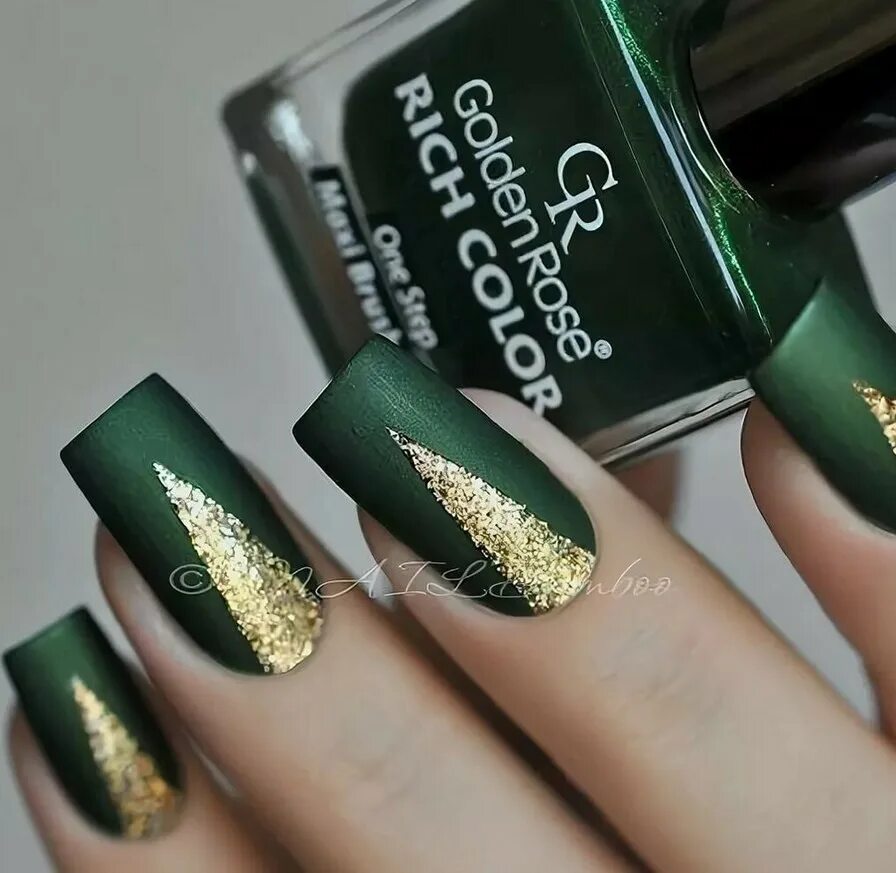 Маникюр зеленый с золотом. Маникюр 2022 кошачий глаз зеленый. Маникюр с золотисто зеленым оттенком. Маникюр зеленый с золотом 2024 год. Маникюр зеленый с золотом 2024 год.