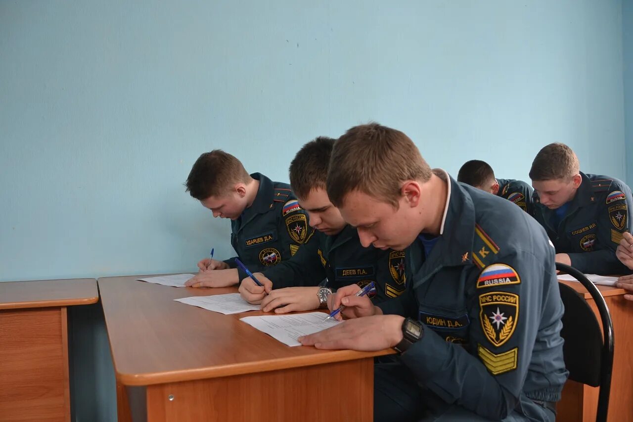 Сайт ивановской спасательно пожарной академии. Курсанты Ивановской Академии МЧС России. Академия МЧС Железногорск. Пожарная Академия МЧС. АГПС Иванова.