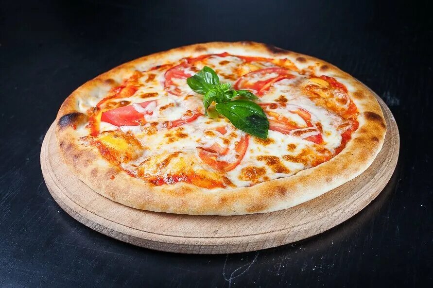 Италиан пицца телефон. Пиццерия италиан пицца. Классическая пицца на черном фоне.