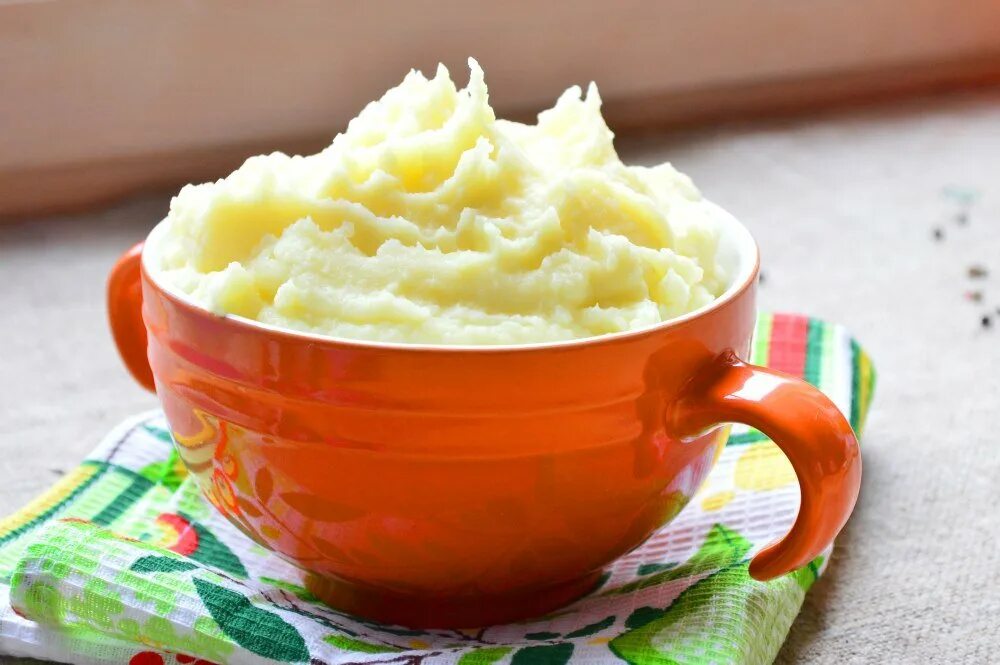 Как готовить пюре без молока. Ингредиенты для картофельного пюре. вкус картофельного пюре. мешать картофельное пюре. фото пюре сладкое.