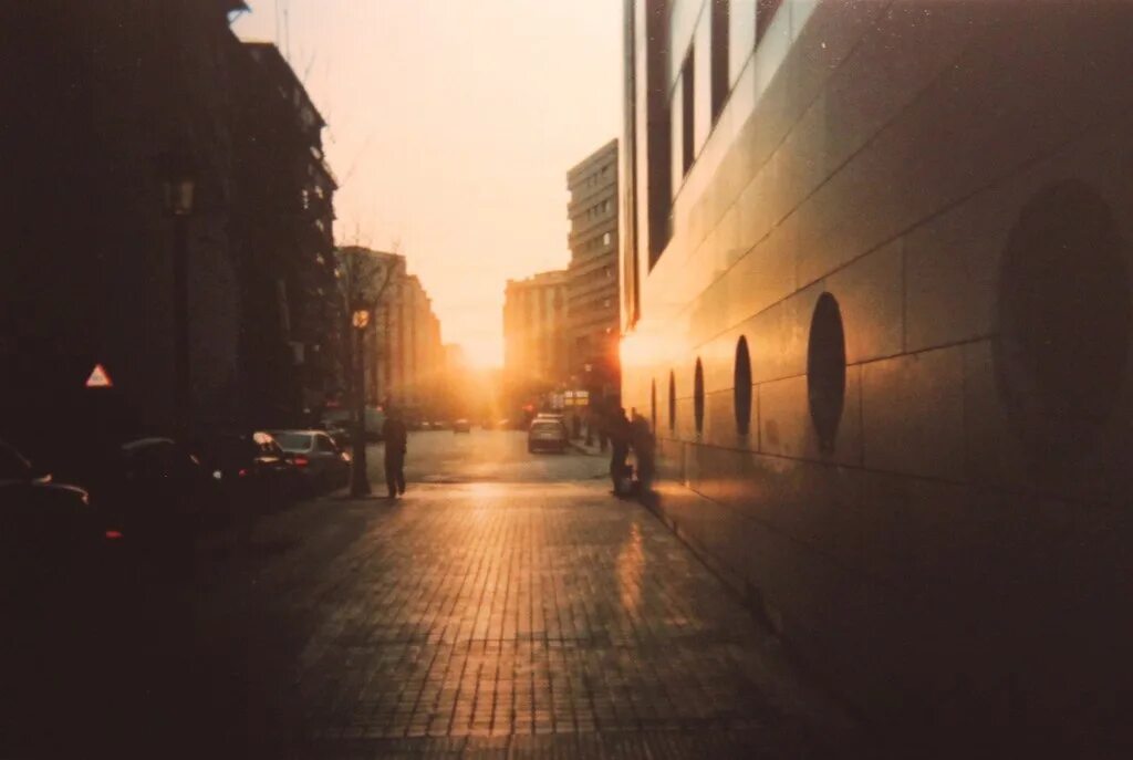 Потому что на улице солнце. Пустые улицы города утром. Пустая улица на рассвете. Рано утром на улице. Солнце на улице.