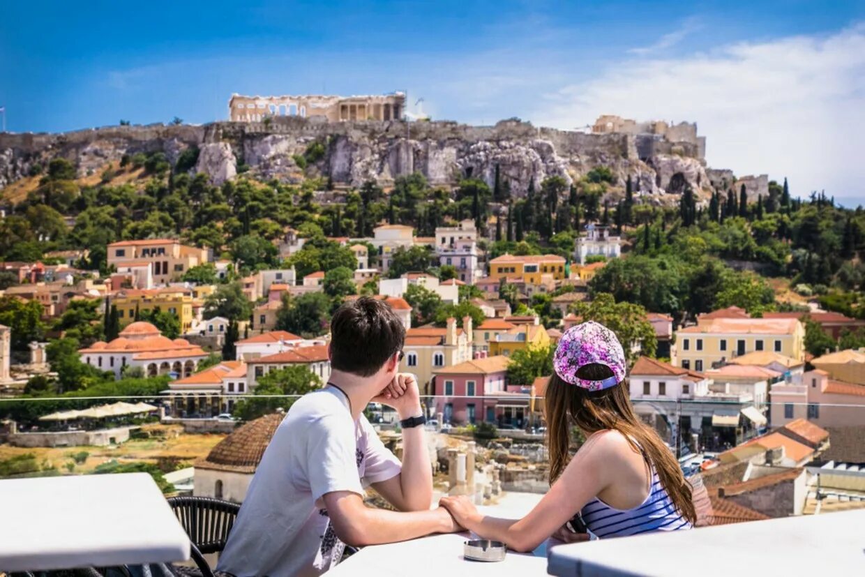 Monastiraki Athens. Жизнь в Греции. Греция Афины 2022. Города Европы для путешествий. Человек живущий в греции