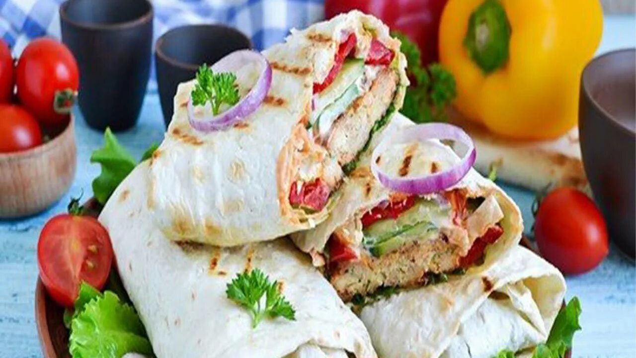 Шаурма какая кухня. Шаурма. вкусная шаурма. шаурма аппетитная. мясо в лаваше.