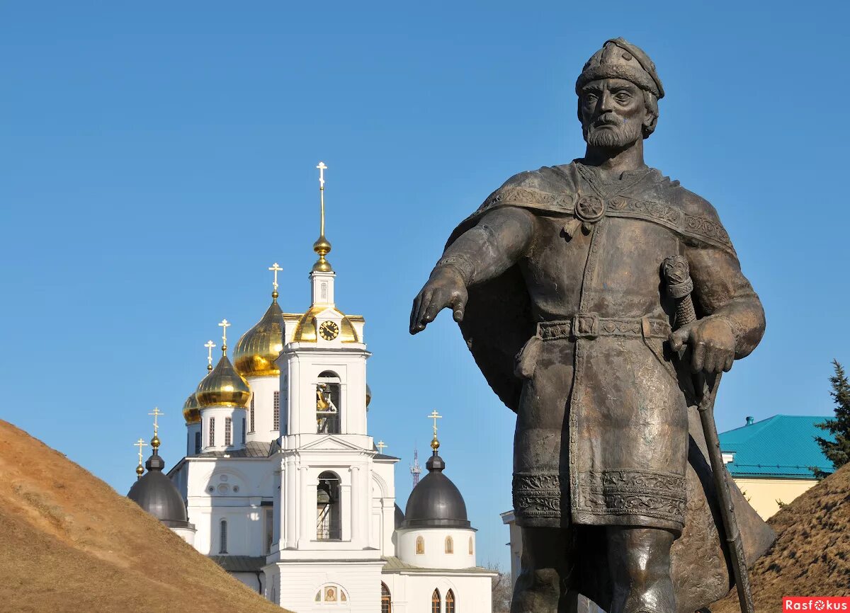 Кто основал дмитров. Памятник князю Долгорукому в Дмитрове. Памятник Юрию Долгорукому в Дмитрове.