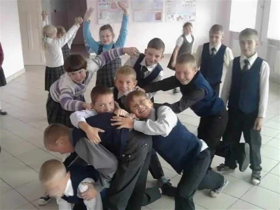 Школьники на перемене. Драгунский главные реки иллюстрации к рассказу. Случай в класса. Случай в школе. Травматизм в школе.