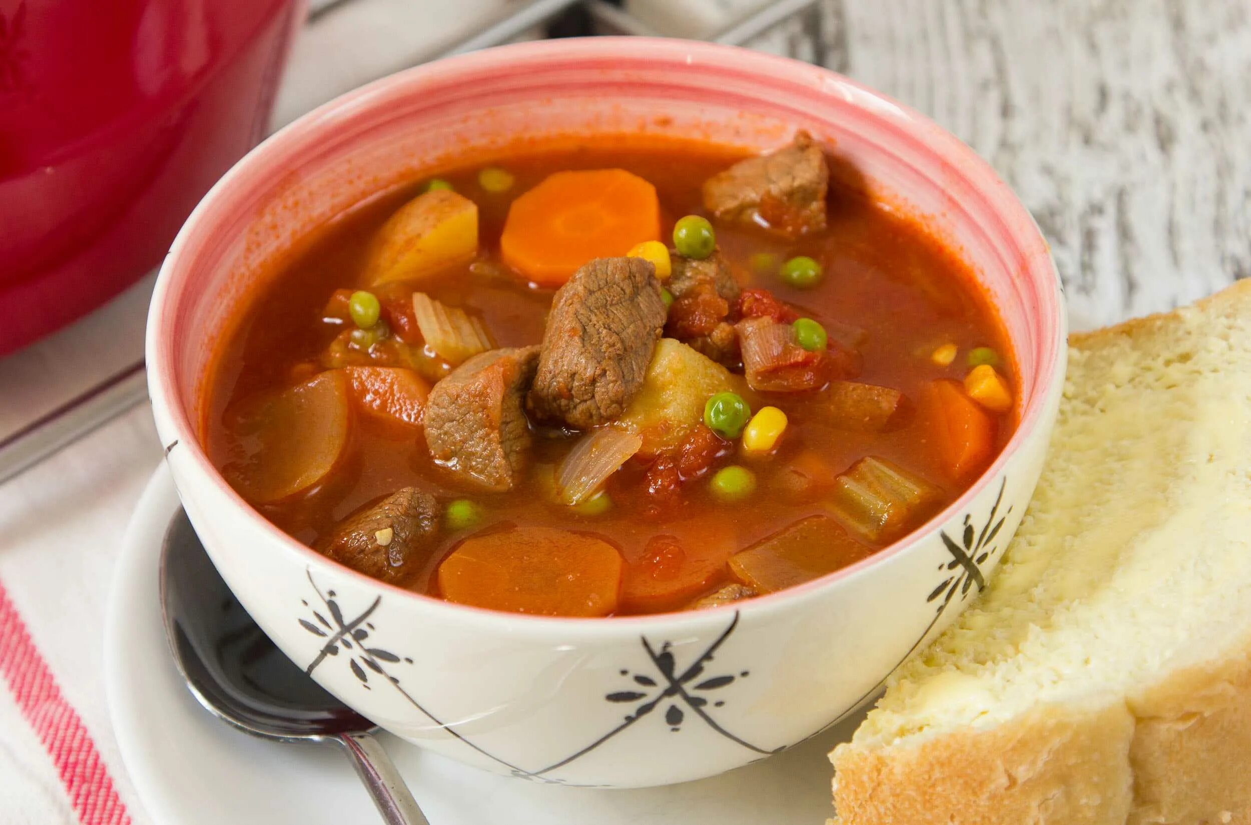 Рецепты первых блюд. Суп с мясом. Говядина для супа. Наваристый мясной суп. Суп овощной с говядиной.