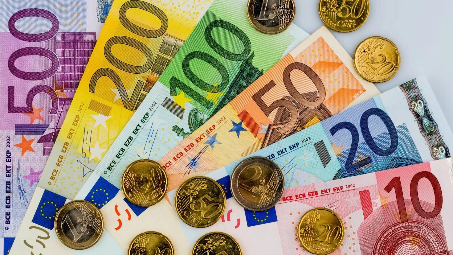 Деньги евро. Евро валюта. Банкноты евро. Евро купюры и монеты.