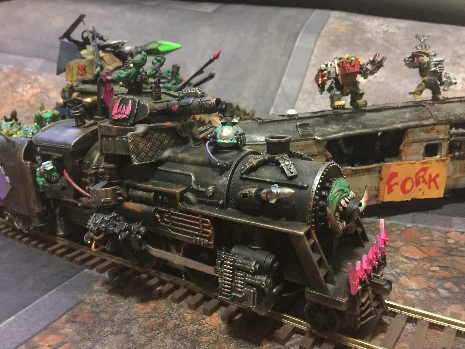 Battle train. Поезд вархаммер 40000. Warhammer 40000 бронепоезд. Бронепоезд вархаммер. Бронепоезд из вархаммер 40000.