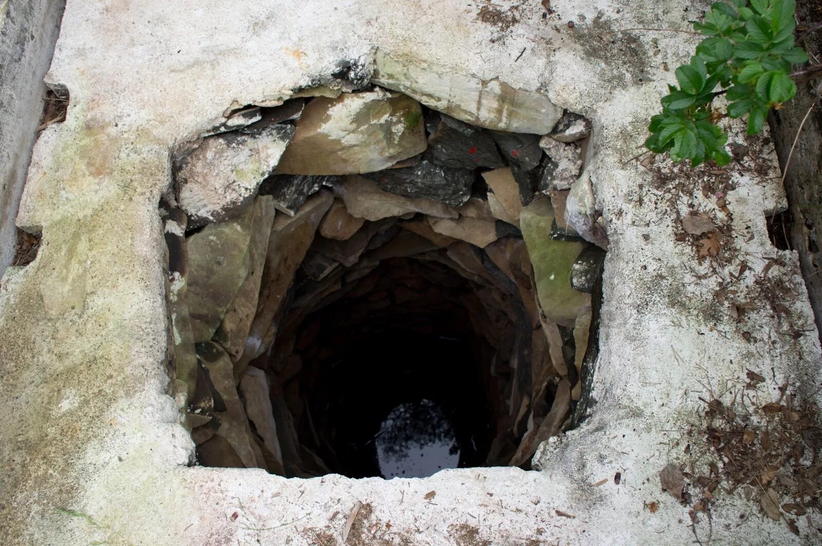 Колодец для питьевой воды. Люк открытый вид из канализации. Колодец вид сверху. Жизнь как колодец там вода. Колодец габдрахмана.