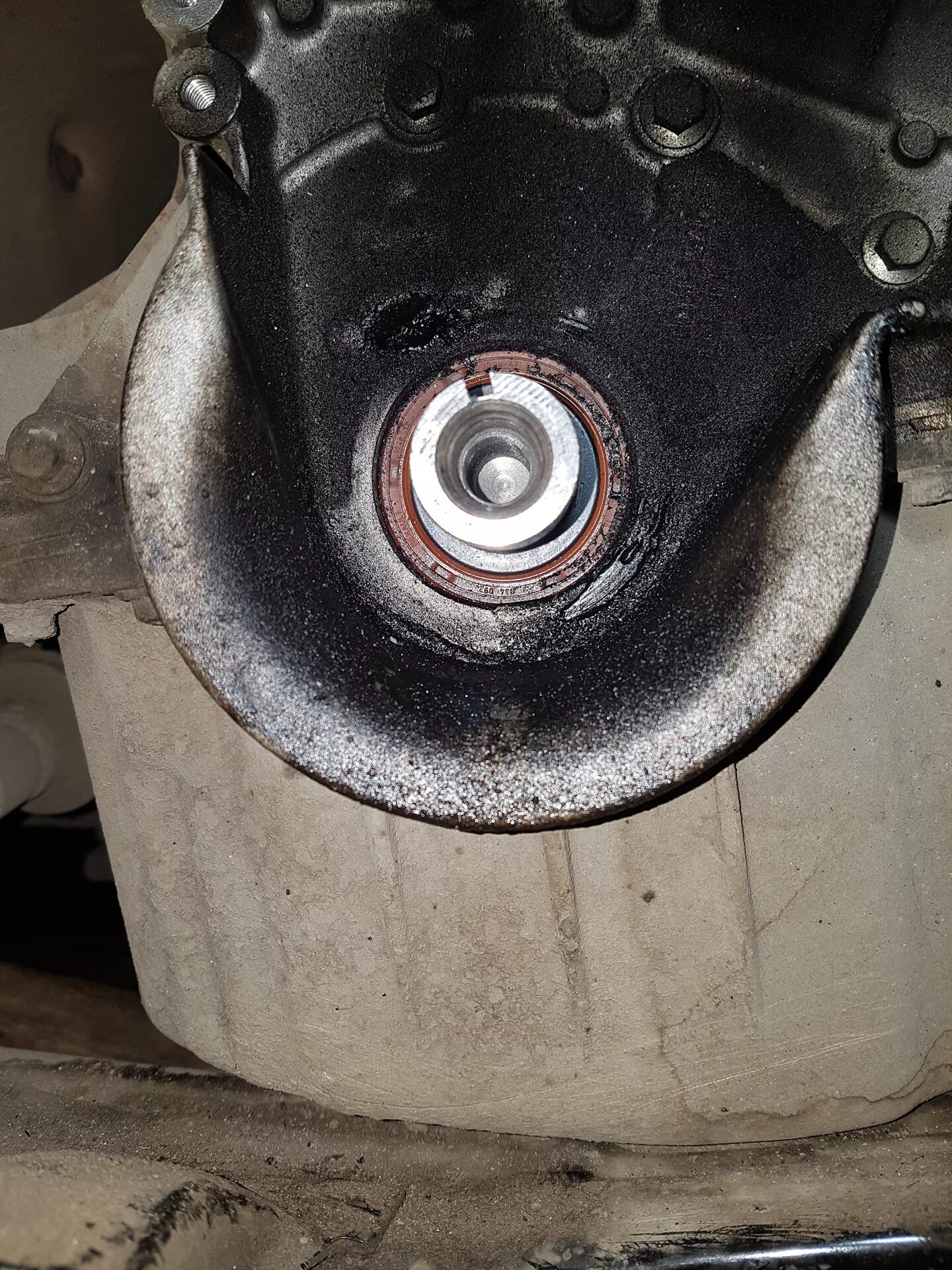 Сальник коленвала дастер 2. Замена сальника рено логан. Сальник коленвала рено логан 1. 4. Сальник коленвала передний рено логан 1.