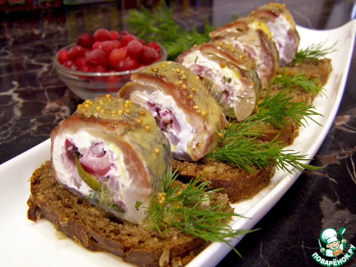 рулет из соленой селедки с начинкой рецепты. рулетики из сельди соленой. рулетики из селедки. рулет из соленой селедки с начинкой рецепты. рулетики из сельди с плавленым сыром.