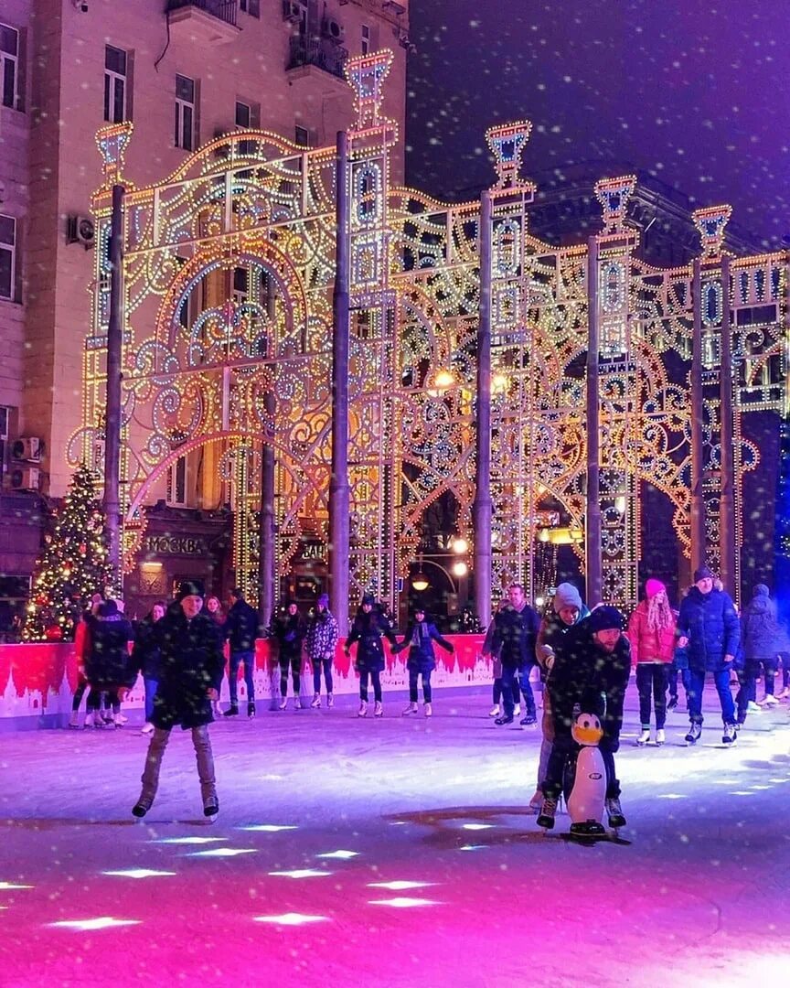 Где можно погулять в москве в марте. Тверская площадь Москва 2020. Тверская площадь Москва каток. Москва Тверская зимой 2021. Новогодний каток.