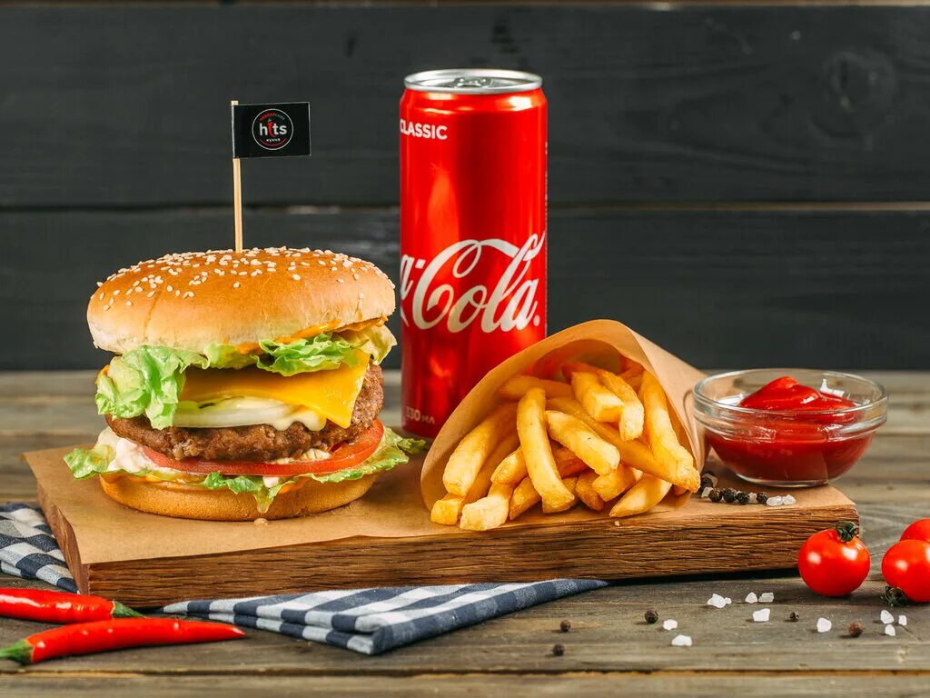 гамбургер картошка фри и кола. бургер и фри. шашлык хитс спб с доставкой. шашлык долма виноградные листья. служба доставки шашлыка.