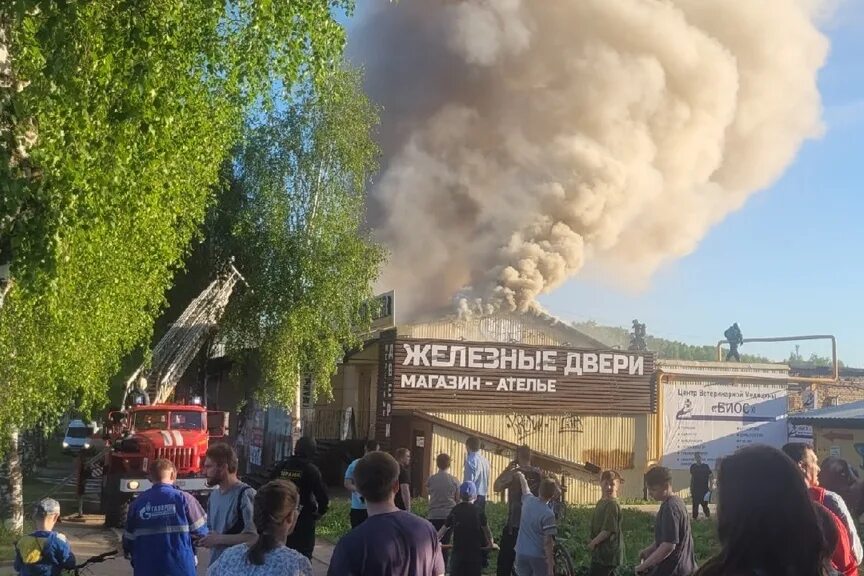Сыктывкар пожар. Пожар в сыктывкаре. пожар в сыктывкаре сейчас. пожар в городе фото. пожар в магазине.