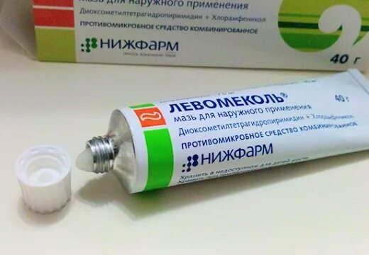 Левомеколь мазь от прыщей. Левомеколь глазная мазь. Левомеколь после нанесения. Мазь от растяжения гепариновая мазь. Левомеколь для ран.