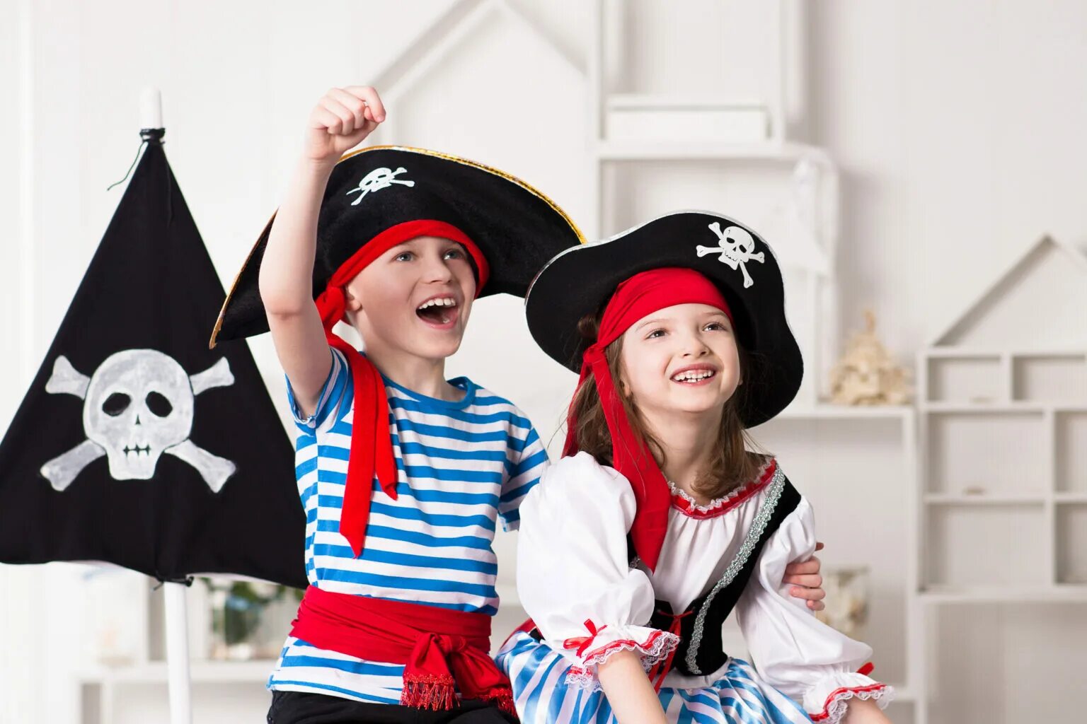 Где нарядные пираты. Пиратская вечеринка для детей. Образ на пиратскую вечеринку. Пираты аниматоры на детский праздник. Костюм на пиратскую вечеринку для девочки своими руками.