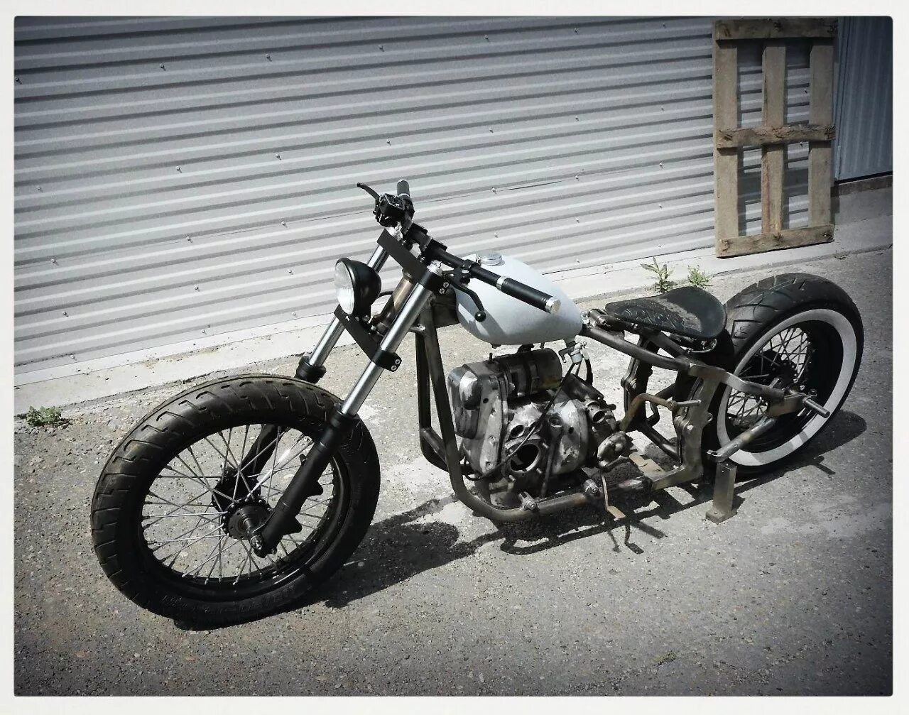 Мотоцикл урал боббер. Урал днепр кастом. Кастом рама на урал. Мото урал кастом. Днепр бмв.