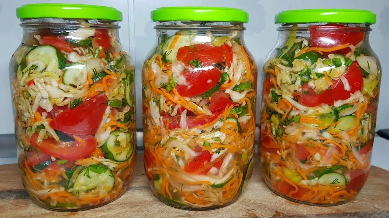 Салат из огурцов капусты помидор на зиму. Вкусные салаты на зиму. салат из перца на зиму. салаты из помидор на зиму самые вкусные. салат на зиму из помидор и перца.