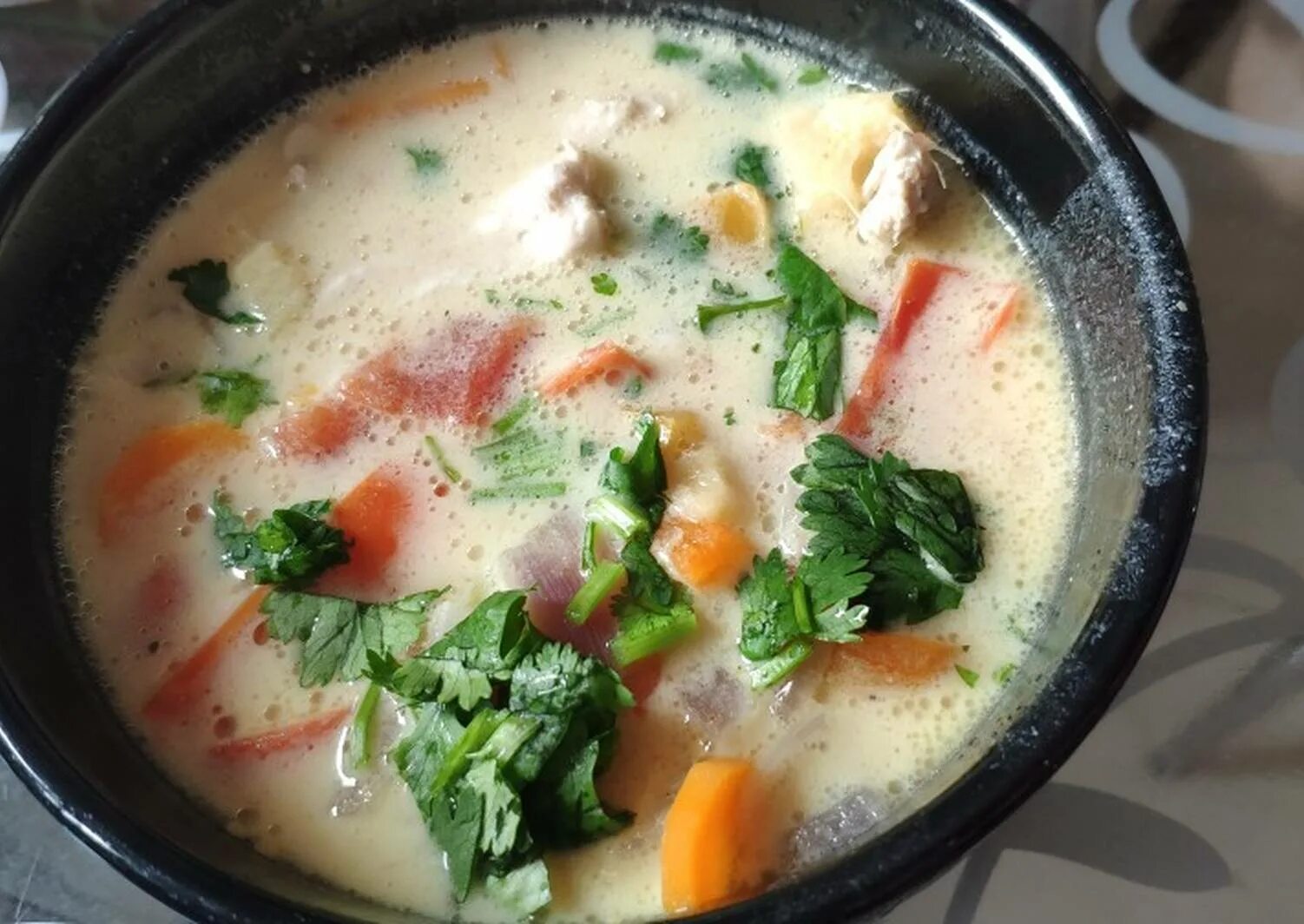 Рисовая похлебка. Суп с куриным бульоном. Куриный суп с рисом и овощами. Рисовый суп на курином бульоне. Рисовая похлебка.